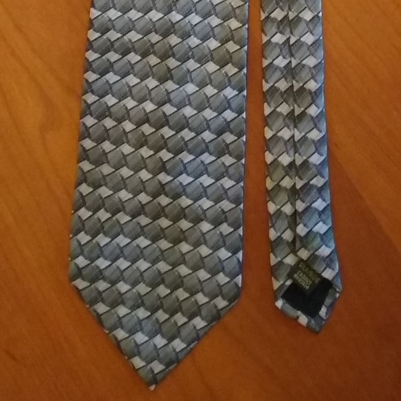 Bill Blass 100% Silk Necktie - Picture 1 of 7